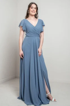 Abendkleid in Dusty Blue mit Flügelärmeln | <Glam & Grace Hot