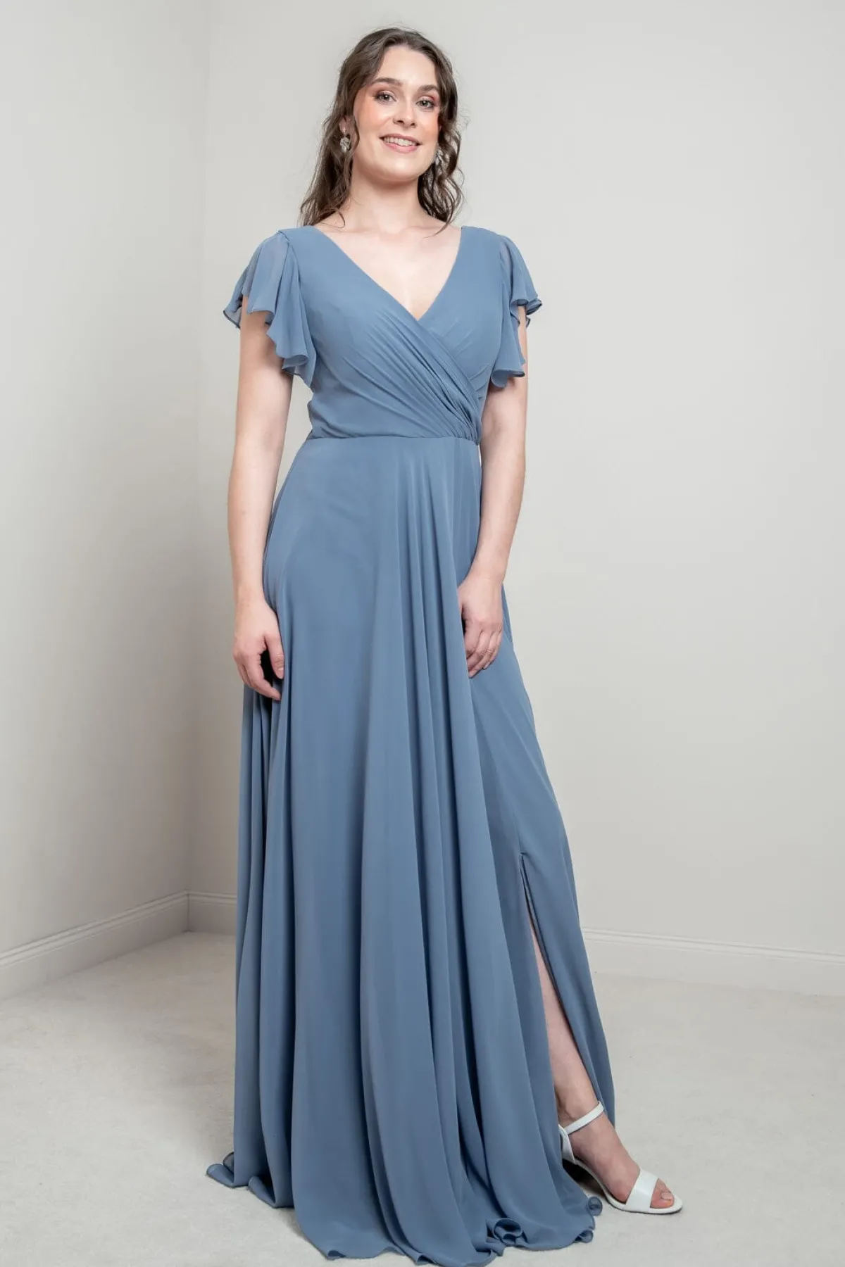 Abendkleid in Dusty Blue mit Flügelärmeln | <Glam & Grace Hot
