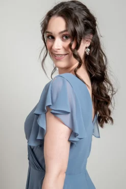 Abendkleid in Dusty Blue mit Flügelärmeln | <Glam & Grace Hot