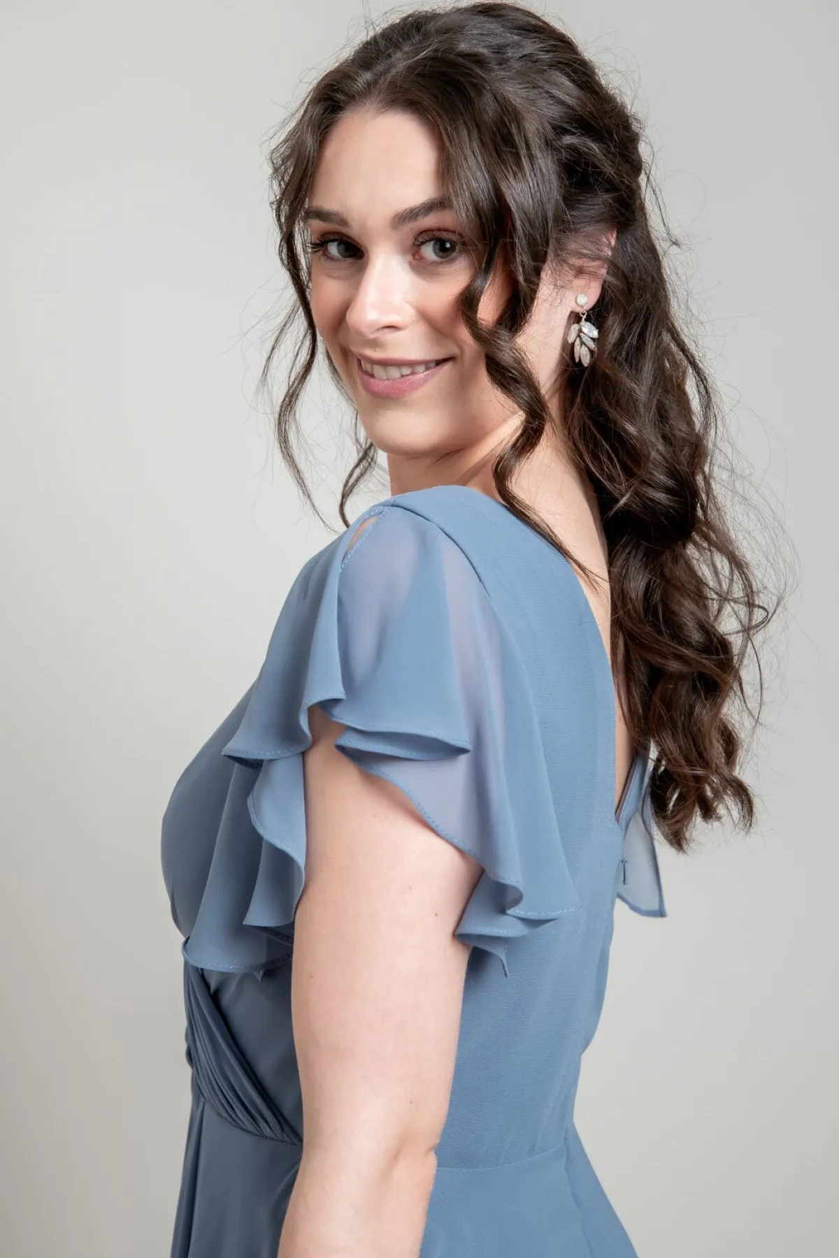 Abendkleid in Dusty Blue mit Flügelärmeln | <Glam & Grace Hot