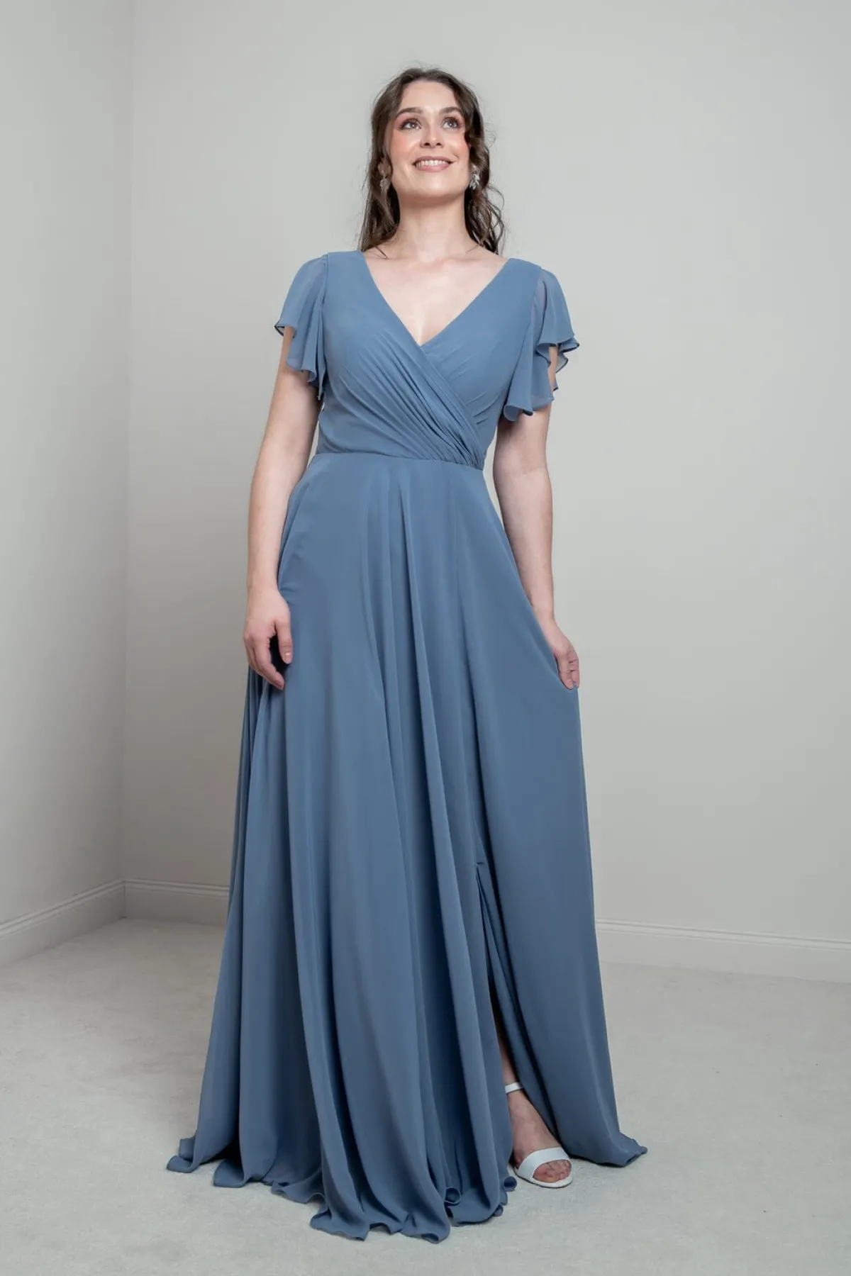 Abendkleid in Dusty Blue mit Flügelärmeln | <Glam & Grace Hot