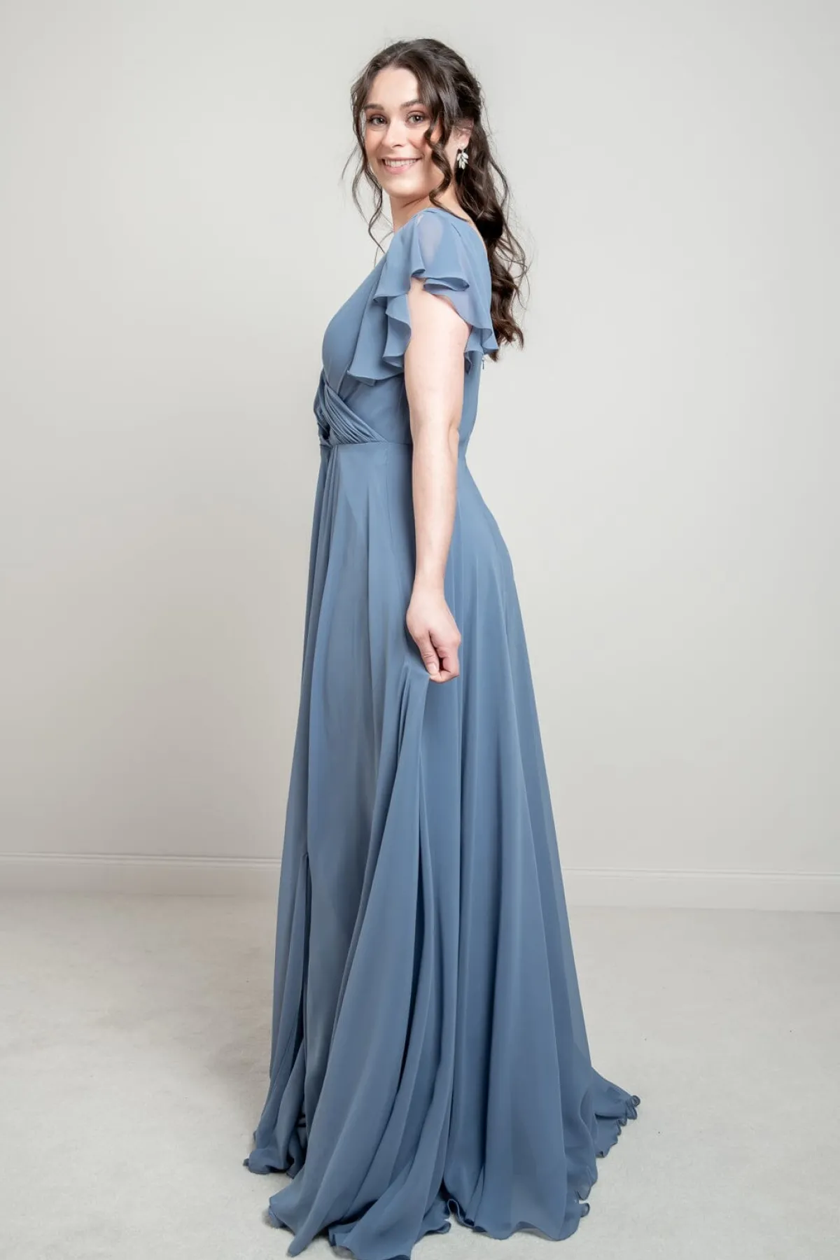 Abendkleid in Dusty Blue mit Flügelärmeln | <Glam & Grace Hot