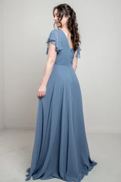 Abendkleid in Dusty Blue mit Flügelärmeln | <Glam & Grace Hot
