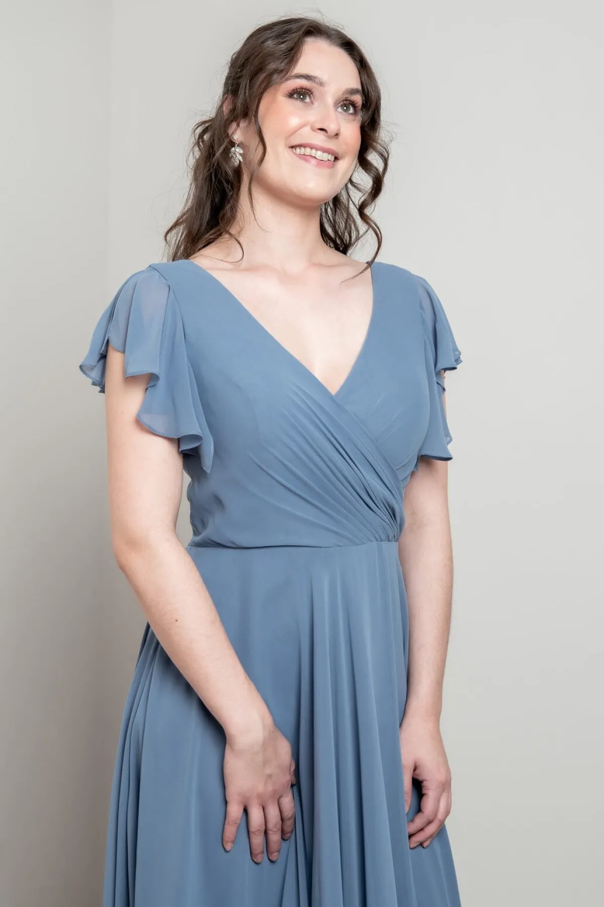 Abendkleid in Dusty Blue mit Flügelärmeln | <Glam & Grace Hot