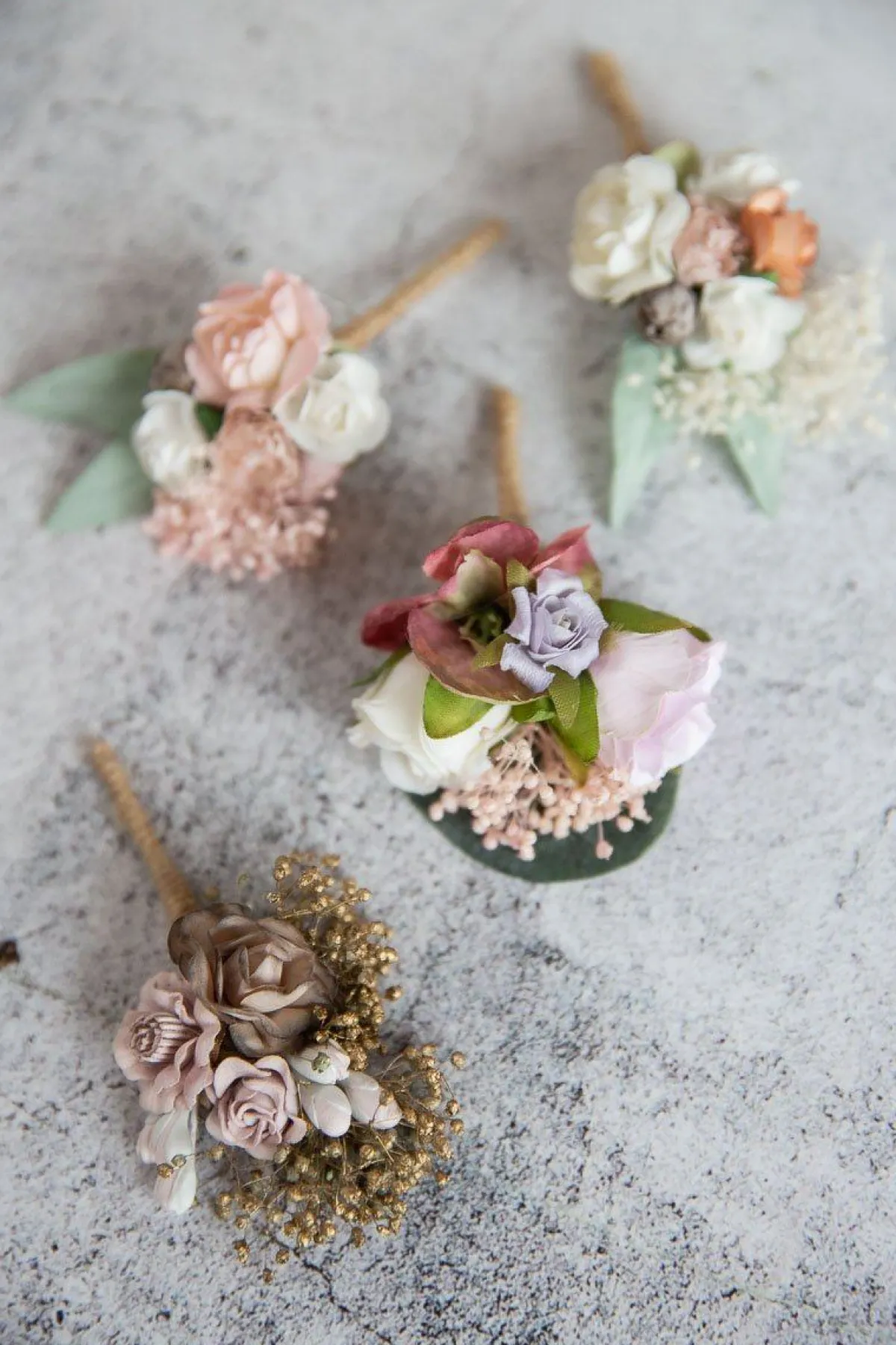 Ansteckblume mit bunten Stoffblüten<Esperanza Best