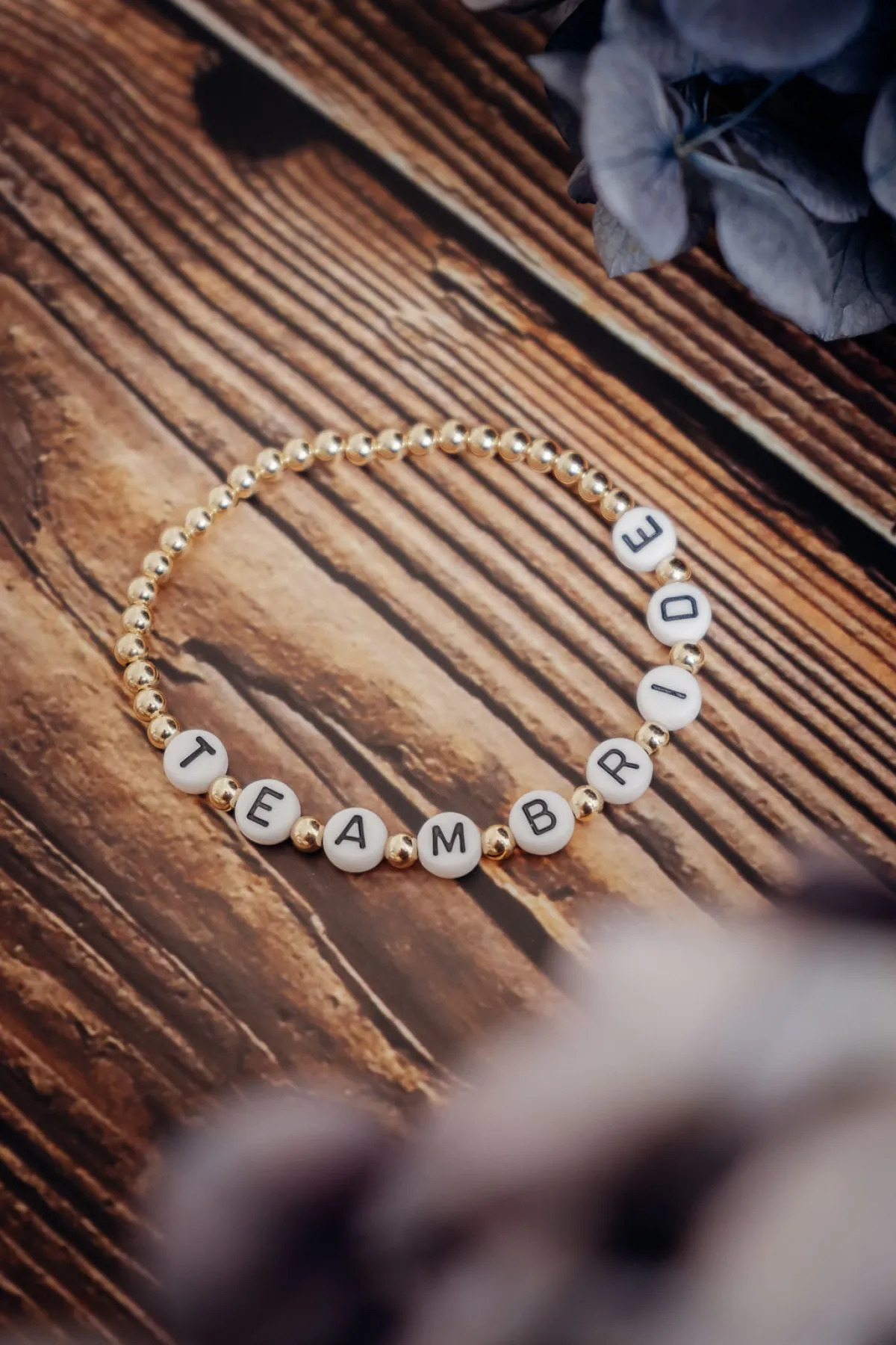 Armband mit goldfarbenen Perlen "Team Bride"<TrendingAbove Best