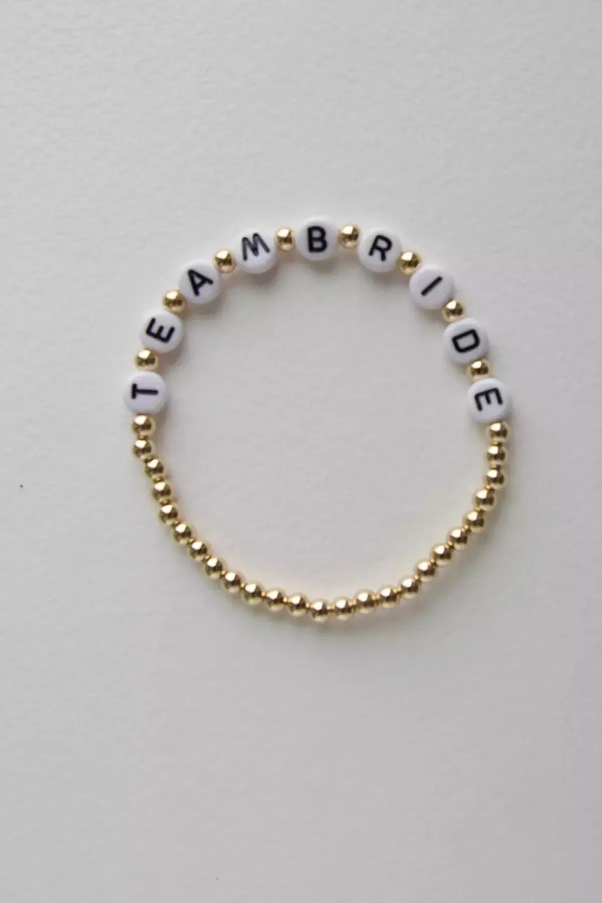 Armband mit goldfarbenen Perlen "Team Bride"<TrendingAbove Best