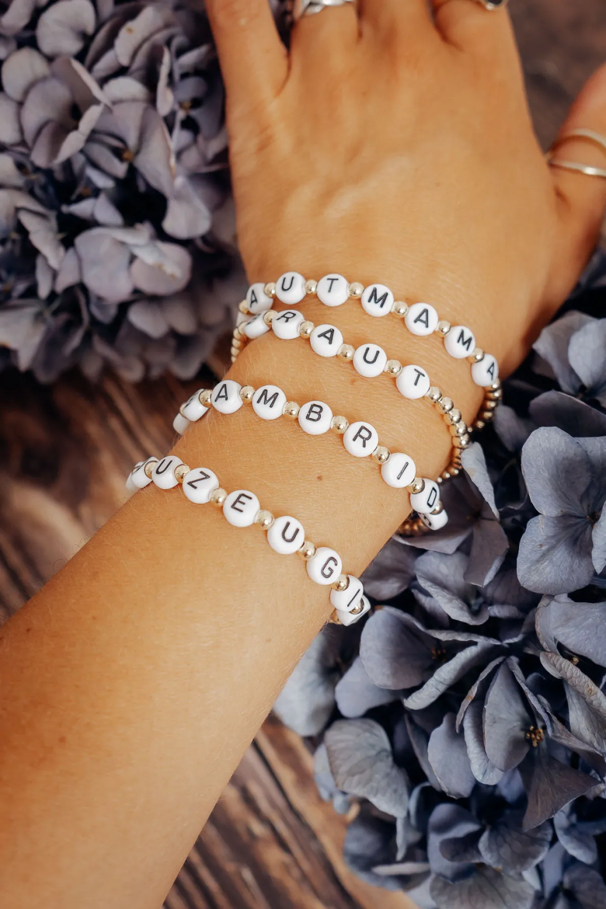 Armband mit goldfarbenen Perlen "Team Bride"<TrendingAbove Best
