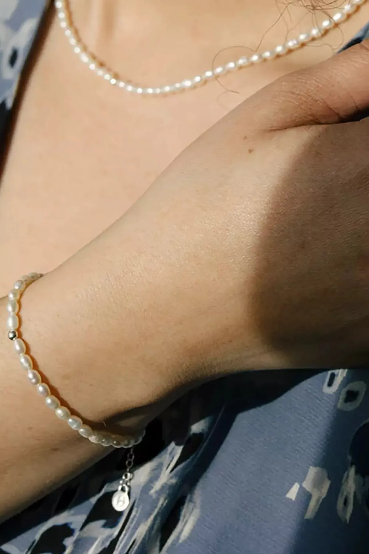 Armband mit kleinen Süßwasserperlen und Detail-Perle<Fejn jewelry Online