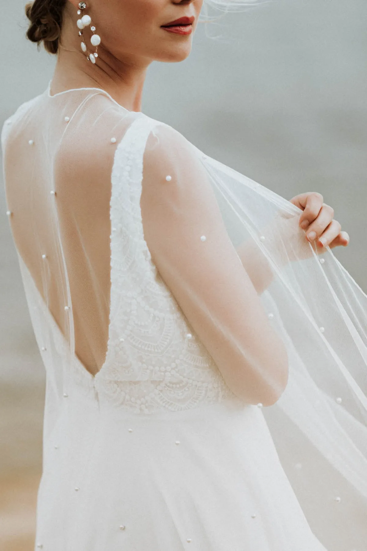 Bodenlanges Braut Cape mit Schmuckperlen<Untamed Petals Best