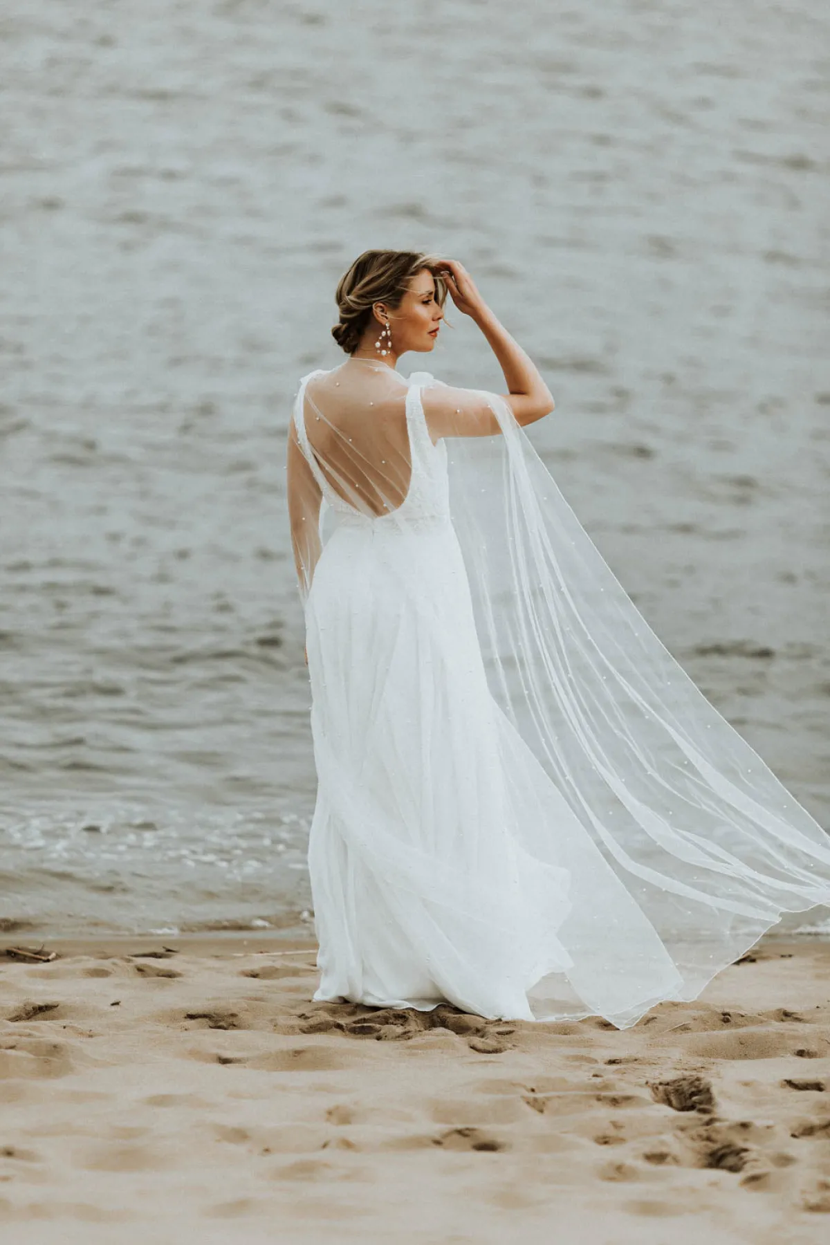 Bodenlanges Braut Cape mit Schmuckperlen<Untamed Petals Best