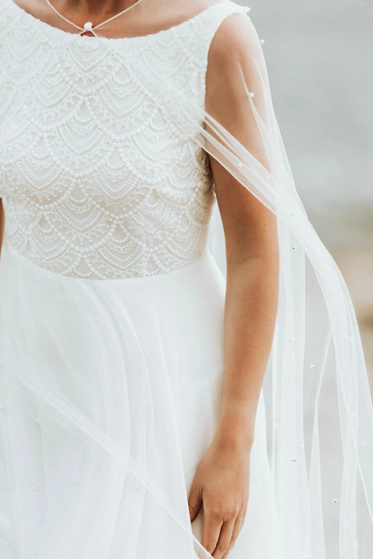 Bodenlanges Braut Cape mit Schmuckperlen<Untamed Petals Best