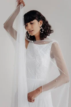 Bodenlanges Braut Cape mit Schmuckperlen<Untamed Petals Best