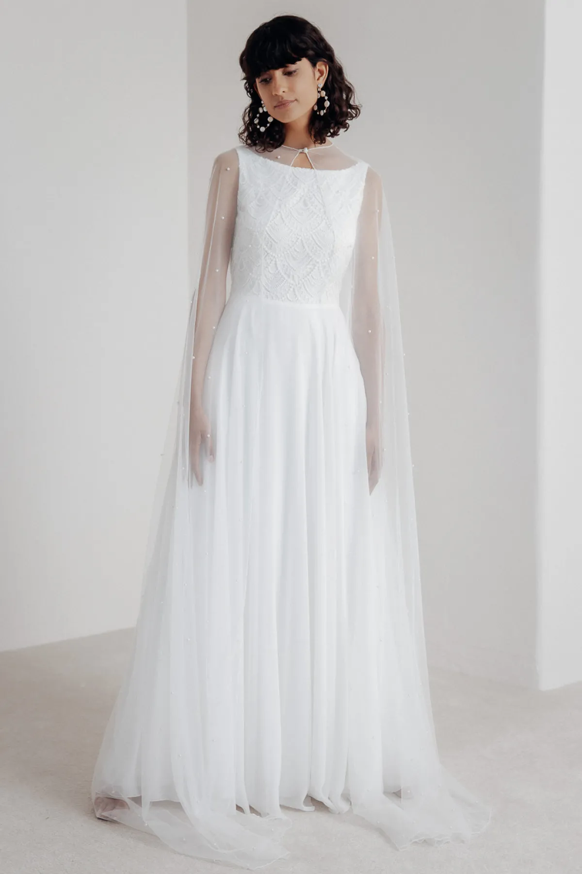 Bodenlanges Braut Cape mit Schmuckperlen<Untamed Petals Best