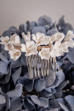 Braut Haarkamm mit Porzellanblüten<Poirier