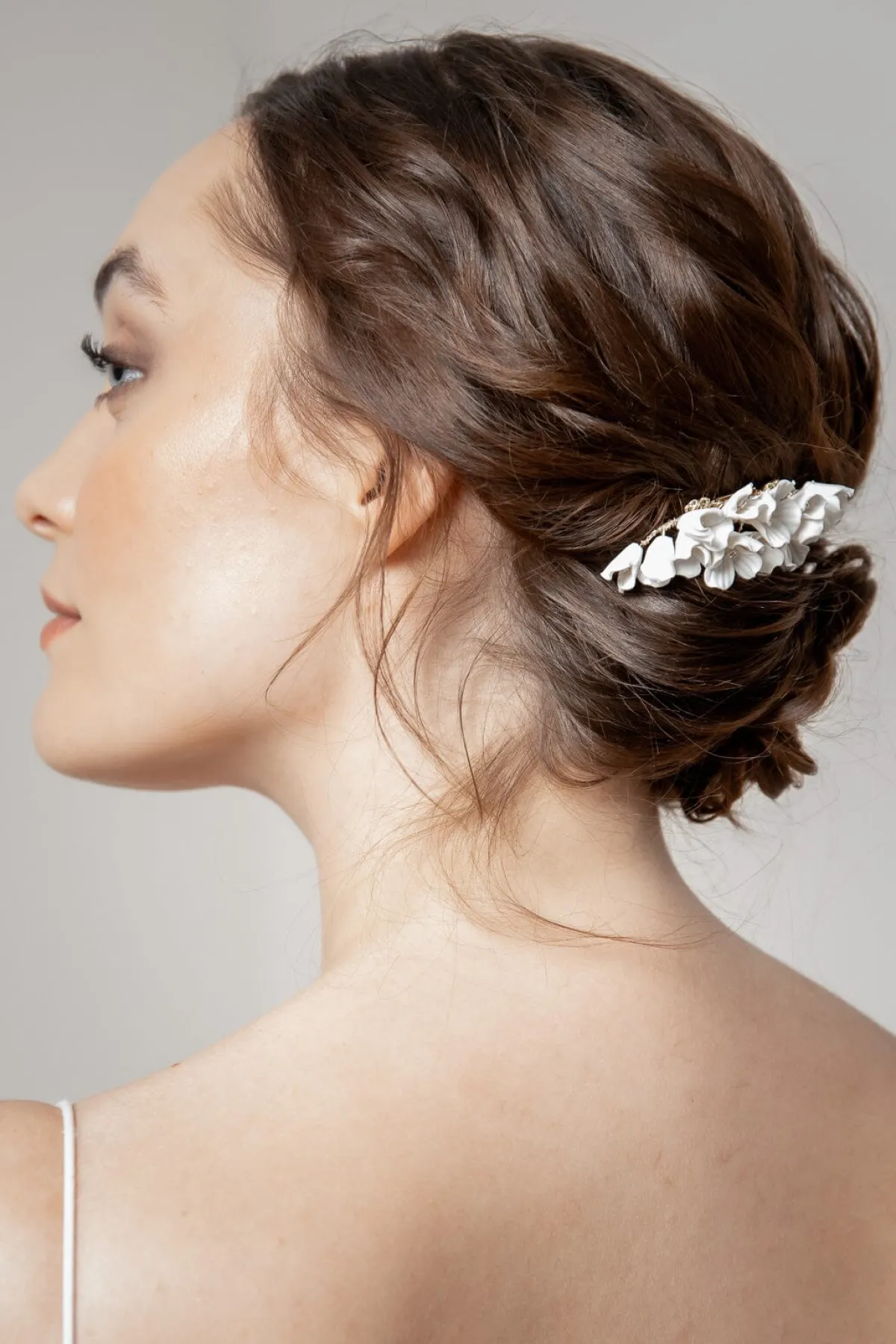 Braut Haarkamm mit Porzellanblüten<Poirier