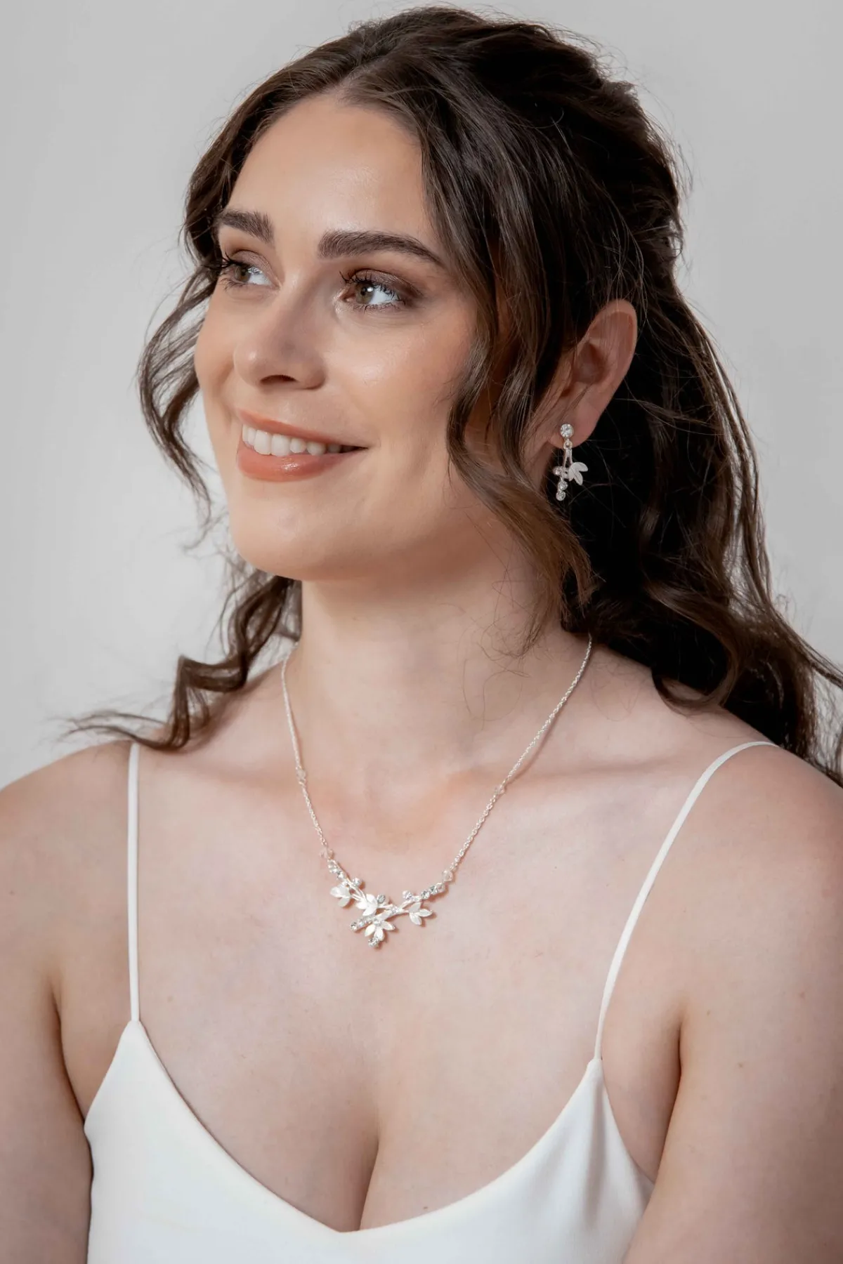 Braut Halskette mit Blätter- und Strass-Details<Weise Clearance