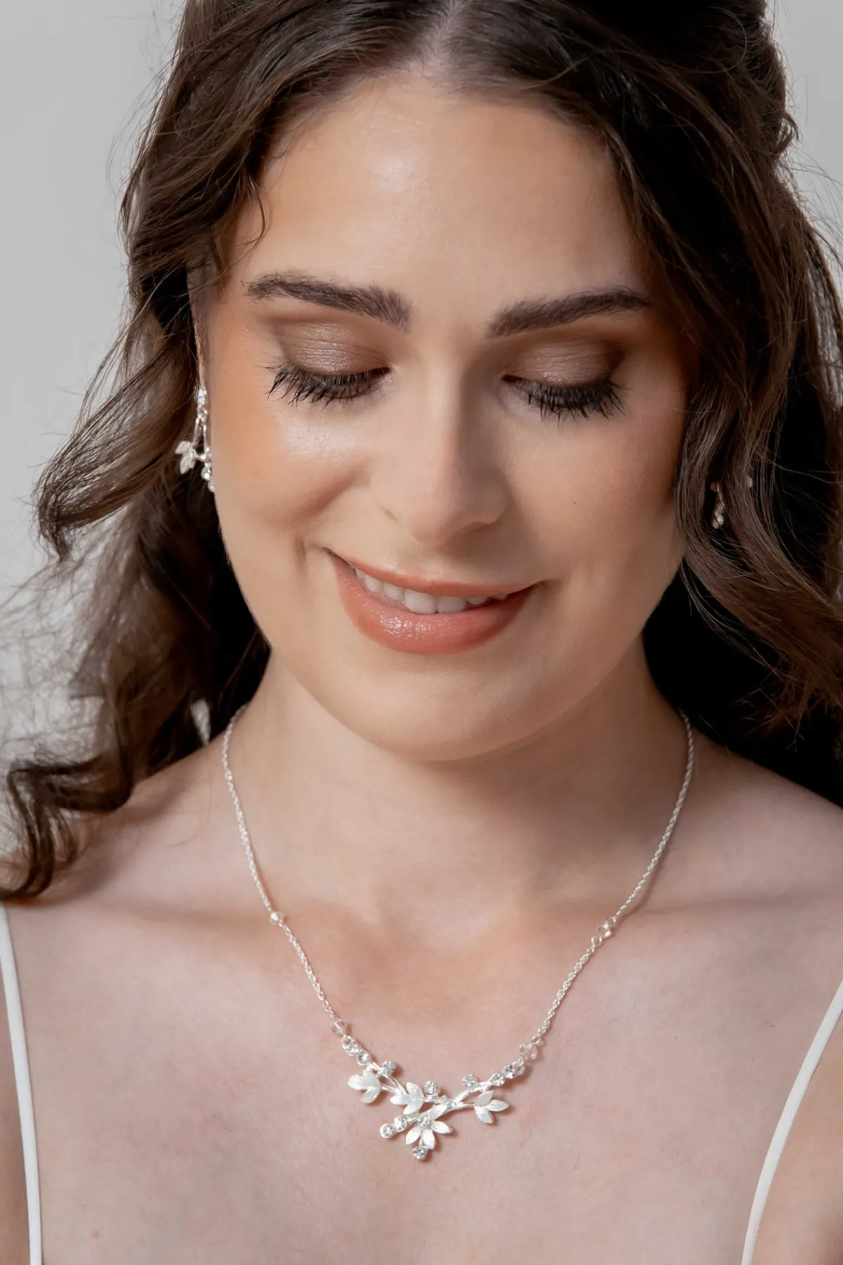 Braut Halskette mit Blätter- und Strass-Details<Weise Clearance