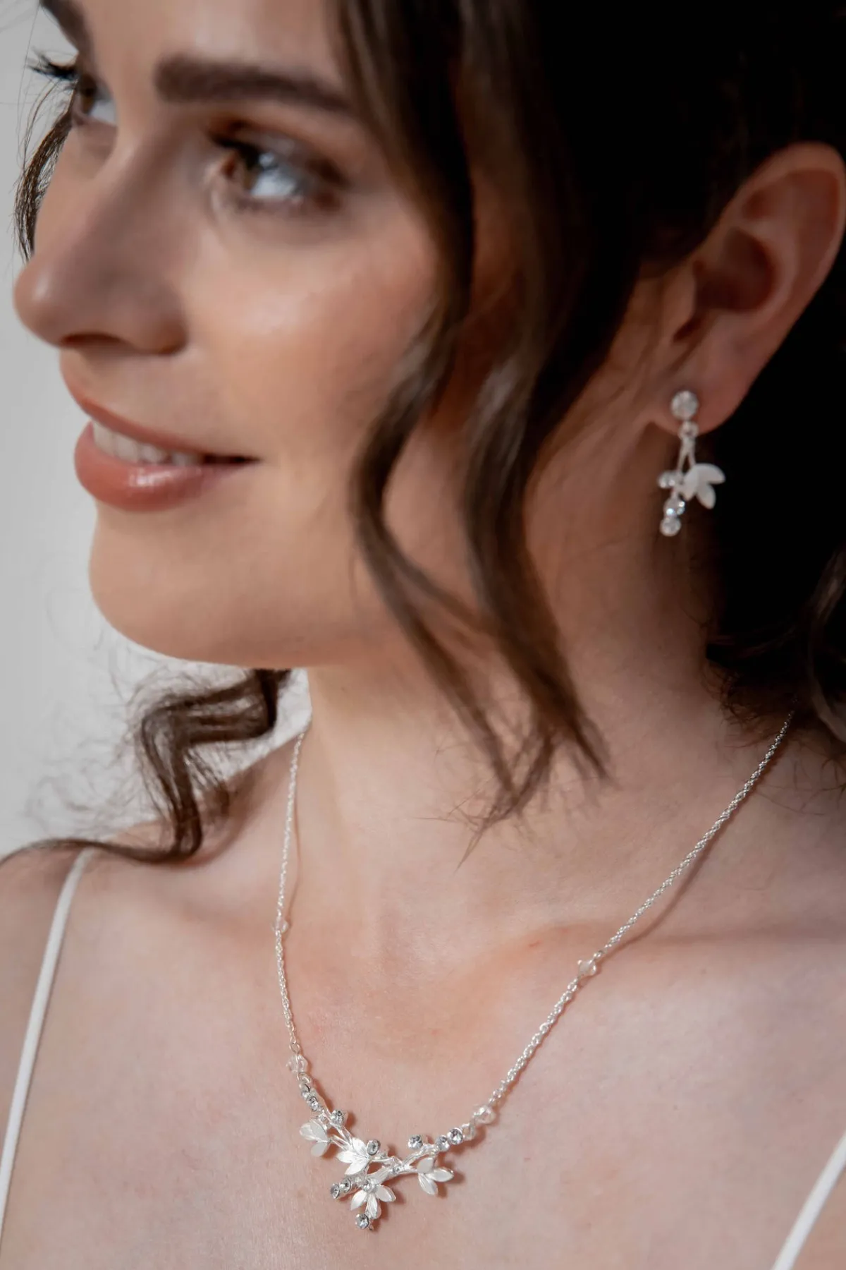 Braut Halskette mit Blätter- und Strass-Details<Weise Clearance