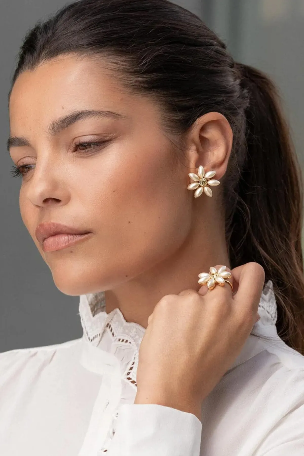 Braut Ohrstecker in Blütenform –<Victoire Studio Paris Sale