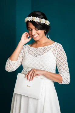 Braut-Pouch, Clutch mit Schriftzug "Mrs" in Chalky White –<Katie Loxton Best
