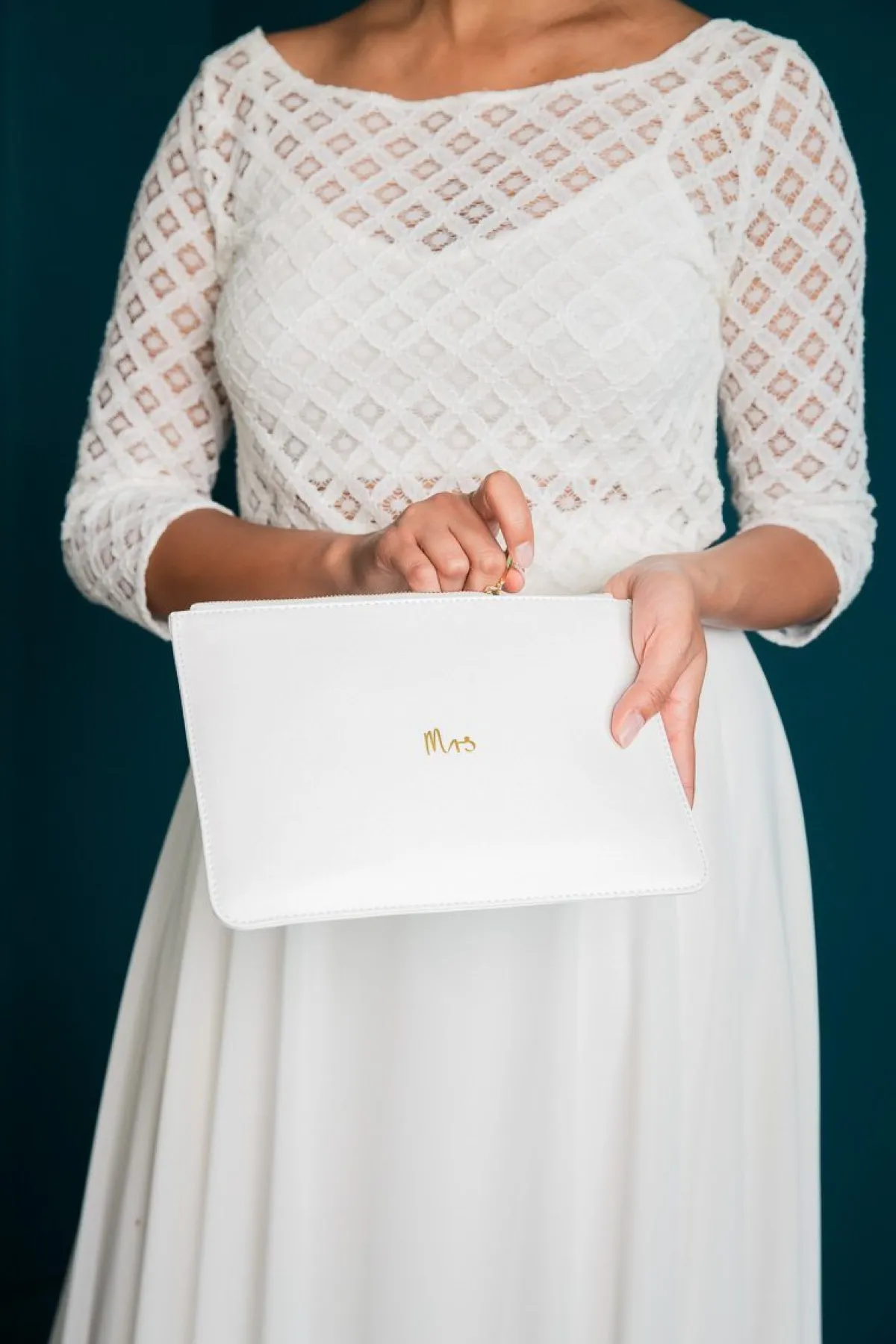 Braut-Pouch, Clutch mit Schriftzug "Mrs" in Chalky White –<Katie Loxton Best