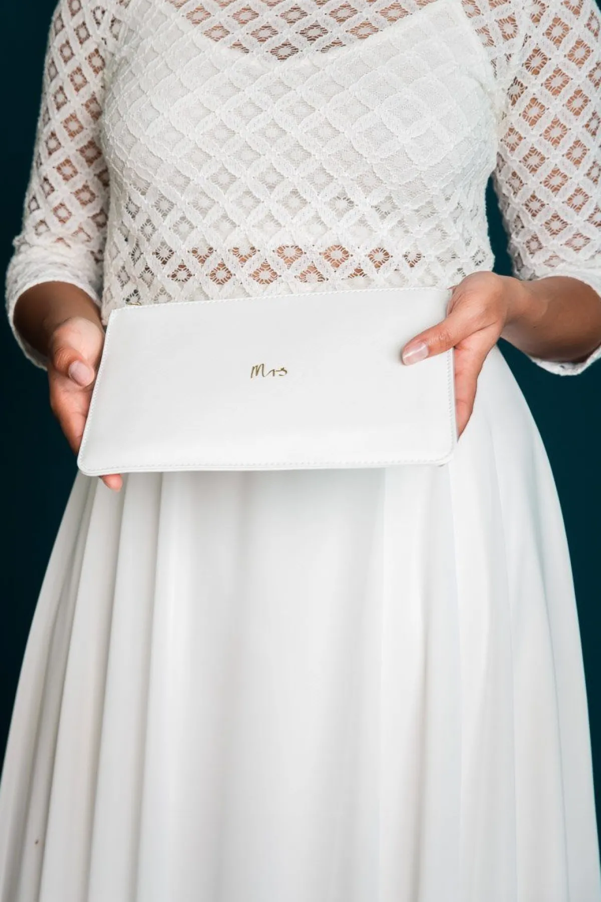Braut-Pouch, Clutch mit Schriftzug "Mrs" in Chalky White –<Katie Loxton Best