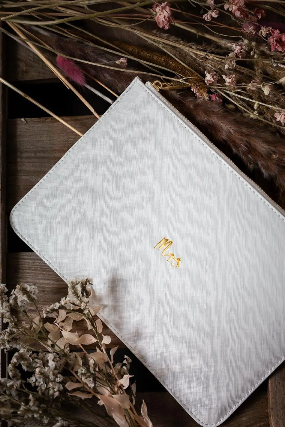 Braut-Pouch, Clutch mit Schriftzug "Mrs" in Chalky White –<Katie Loxton Best