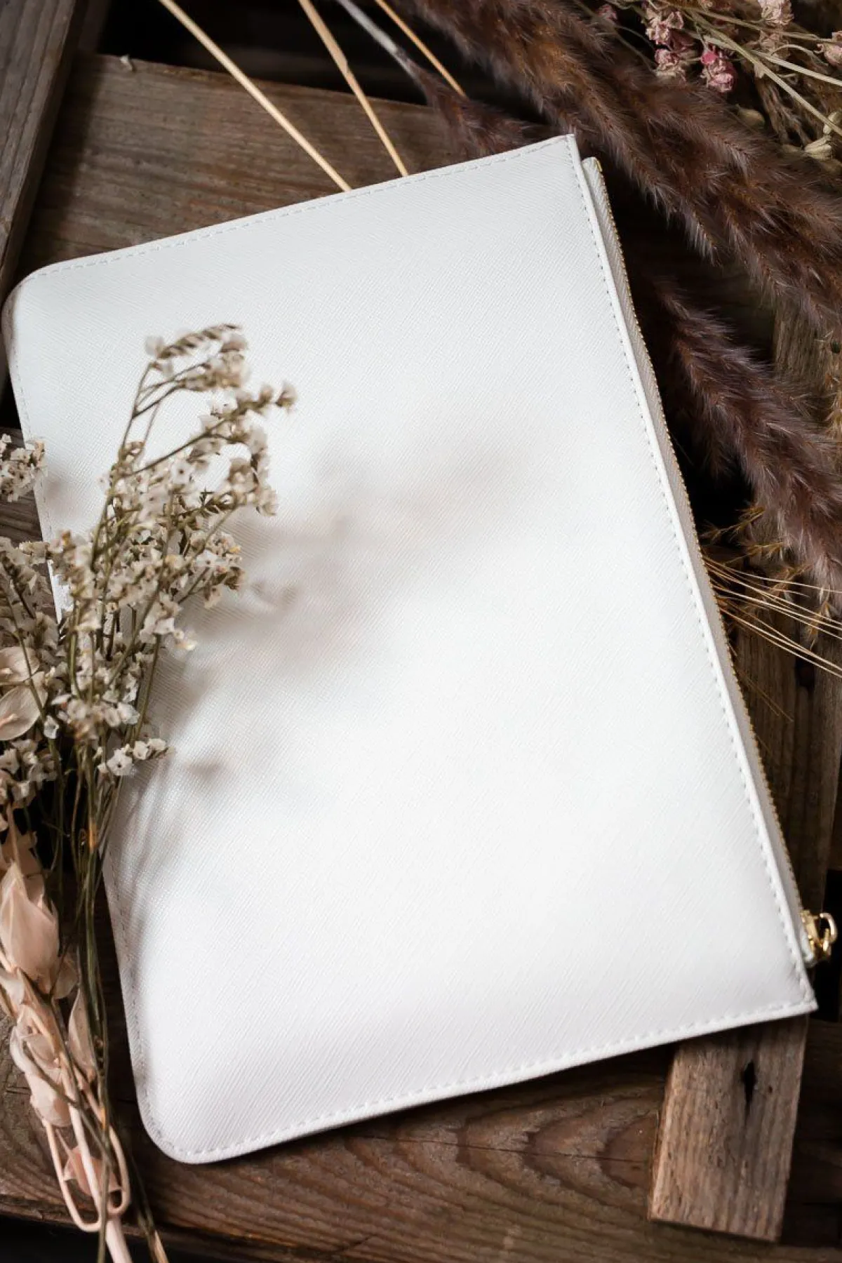 Braut-Pouch, Clutch mit Schriftzug "Mrs" in Chalky White –<Katie Loxton Best