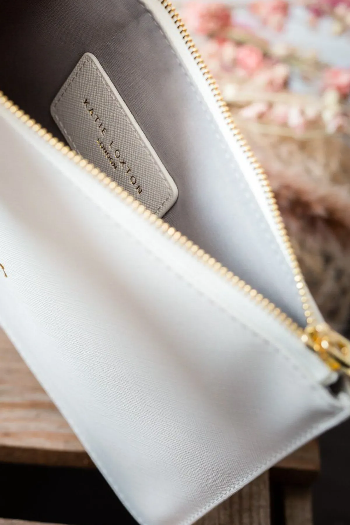 Braut-Pouch, Clutch mit Schriftzug "Mrs" in Chalky White –<Katie Loxton Best