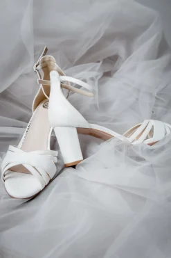 Braut Sandale aus Velours – Frankie | The<Perfect Bridal Company Online