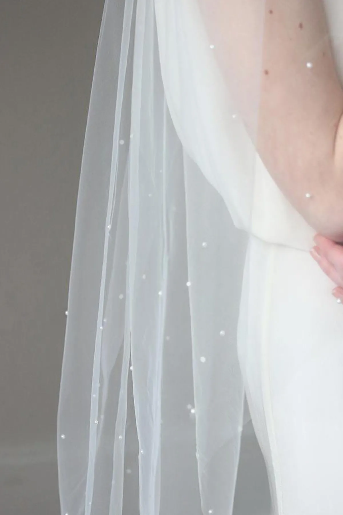 Brautschleier aus feinem Tüll mit Perlen in Ivory – Tempête<Davie & Chiyo Best