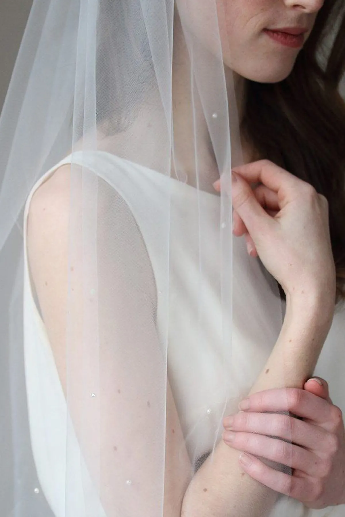 Brautschleier aus feinem Tüll mit Perlen in Ivory – Tempête<Davie & Chiyo Best