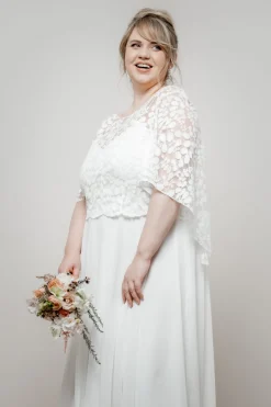 Braut Top aus Botanikspitze mit weiten Flügelärmeln – Lucy Curvy<noni Sale