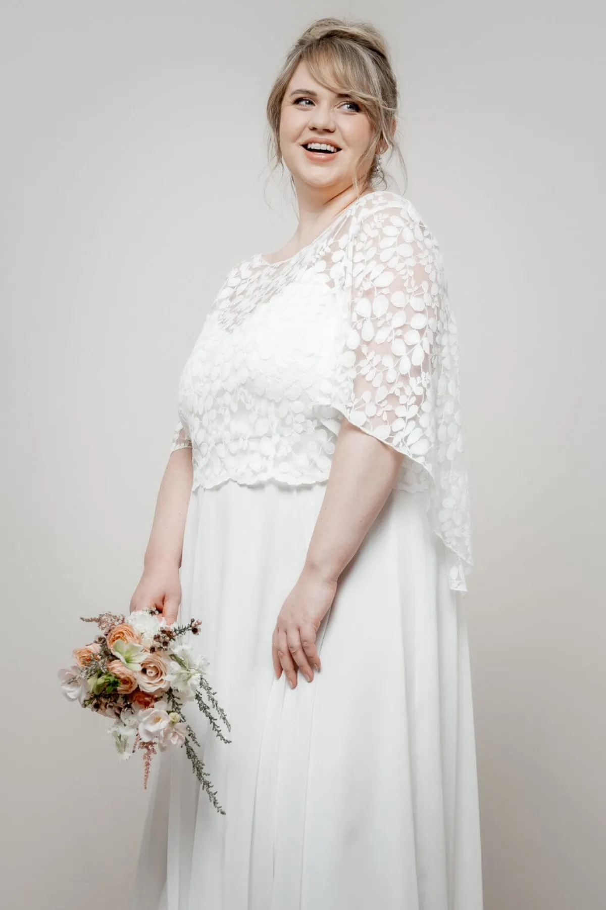 Braut Top aus Botanikspitze mit weiten Flügelärmeln – Lucy Curvy<noni Sale