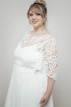 Braut Top aus Botanikspitze mit weiten Flügelärmeln – Lucy Curvy<noni Sale