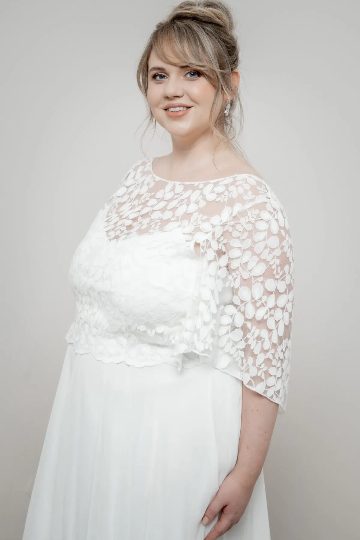 Braut Top aus Botanikspitze mit weiten Flügelärmeln – Lucy Curvy<noni Sale