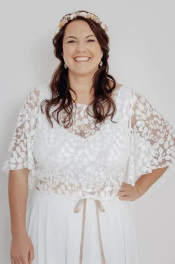 Braut Top aus Botanikspitze mit weiten Flügelärmeln – Lucy Curvy<noni Sale