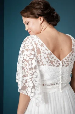Braut Top aus Botanikspitze mit weiten Flügelärmeln – Lucy Curvy<noni Sale