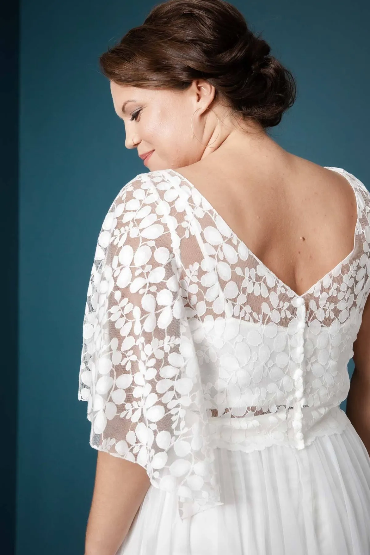 Braut Top aus Botanikspitze mit weiten Flügelärmeln – Lucy Curvy<noni Sale