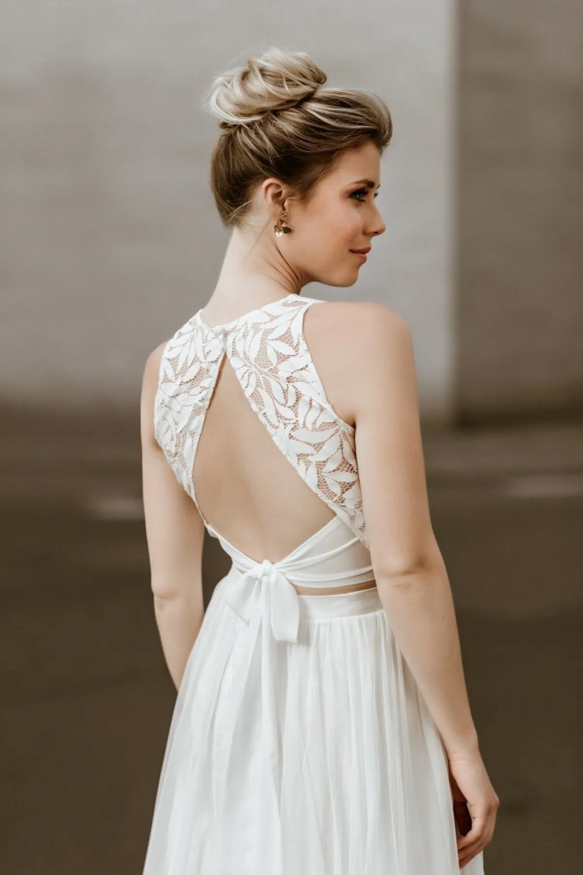 Braut Top mit Blätter-Muster und Rückenausschnitt – Emilia<noni Outlet