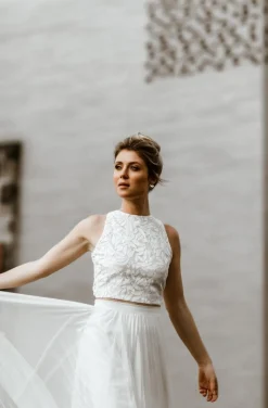 Braut Top mit Blätter-Muster und Rückenausschnitt – Emilia<noni Outlet