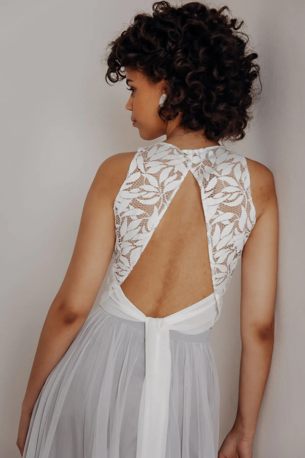 Braut Top mit Blätter-Muster und Rückenausschnitt – Emilia<noni Outlet
