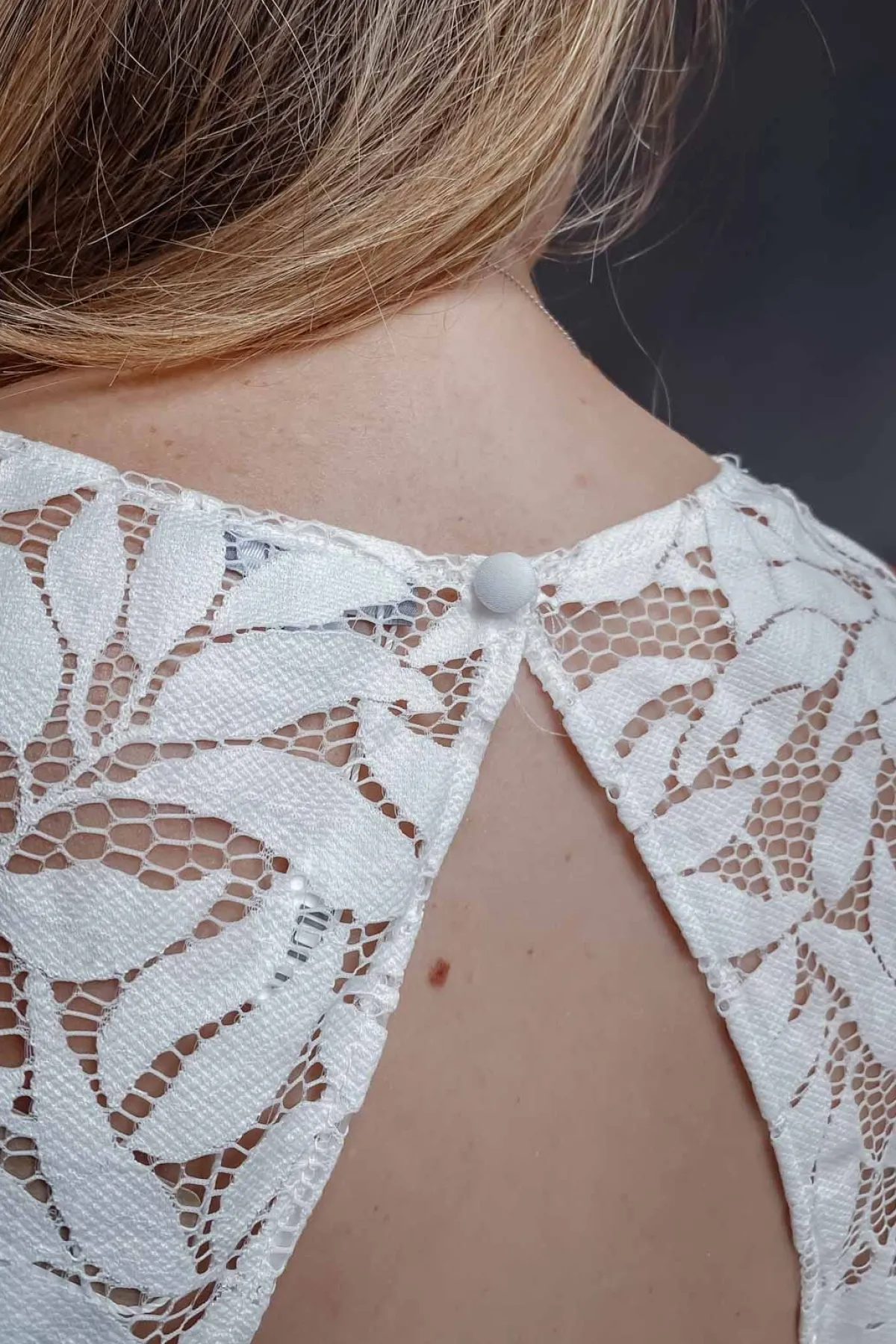 Braut Top mit Blätter-Muster und Rückenausschnitt – Emilia<noni Outlet