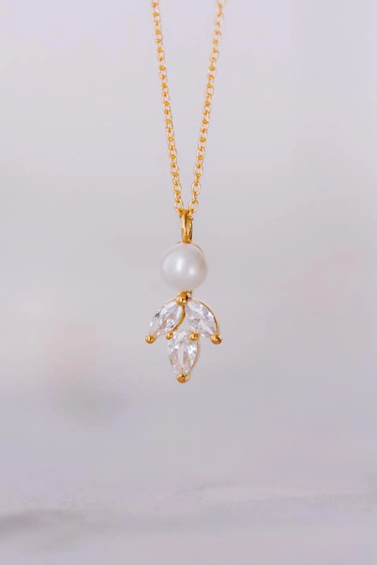Elegante Braut Halskette mit Kristallen und Perle - Simply Delightful<Juvelan Best