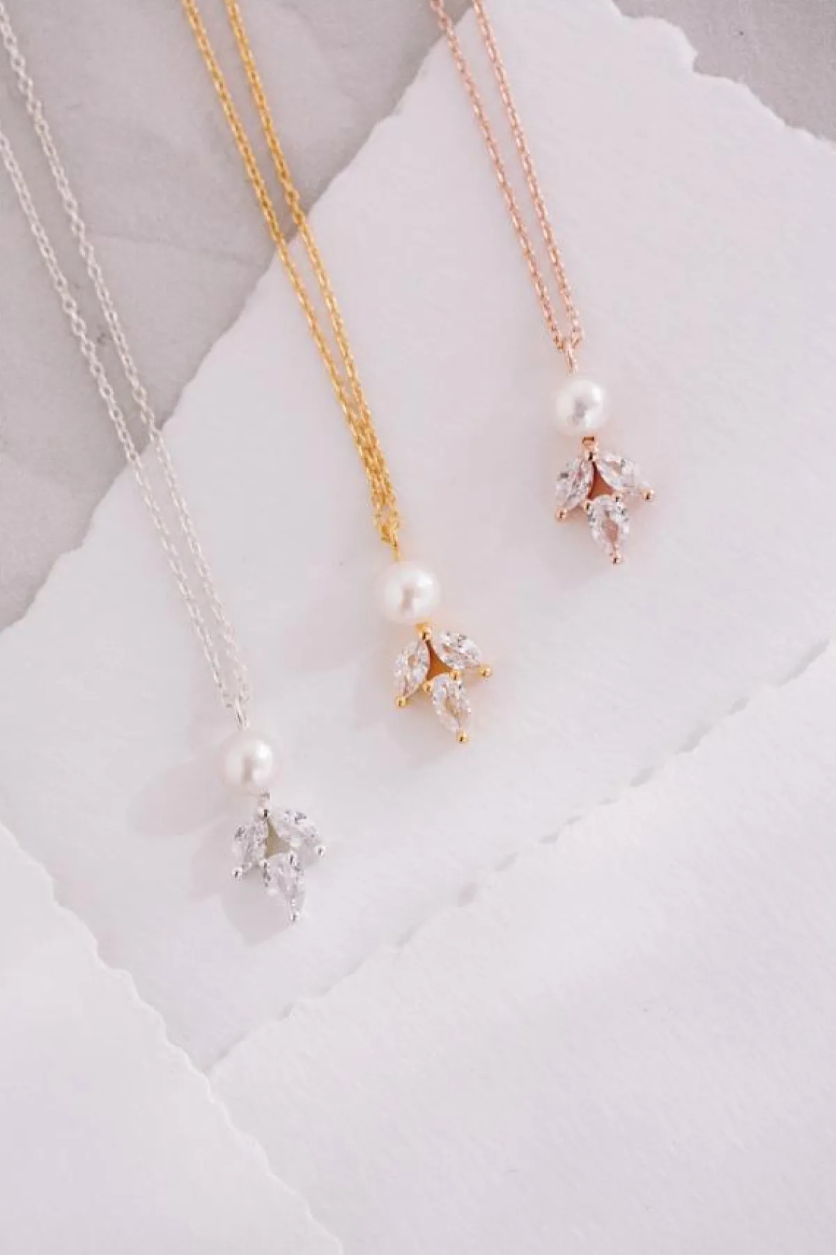Elegante Braut Halskette mit Kristallen und Perle - Simply Delightful<Juvelan Best