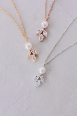 Elegante Braut Halskette mit Kristallen und Perle - Simply Delightful<Juvelan Best