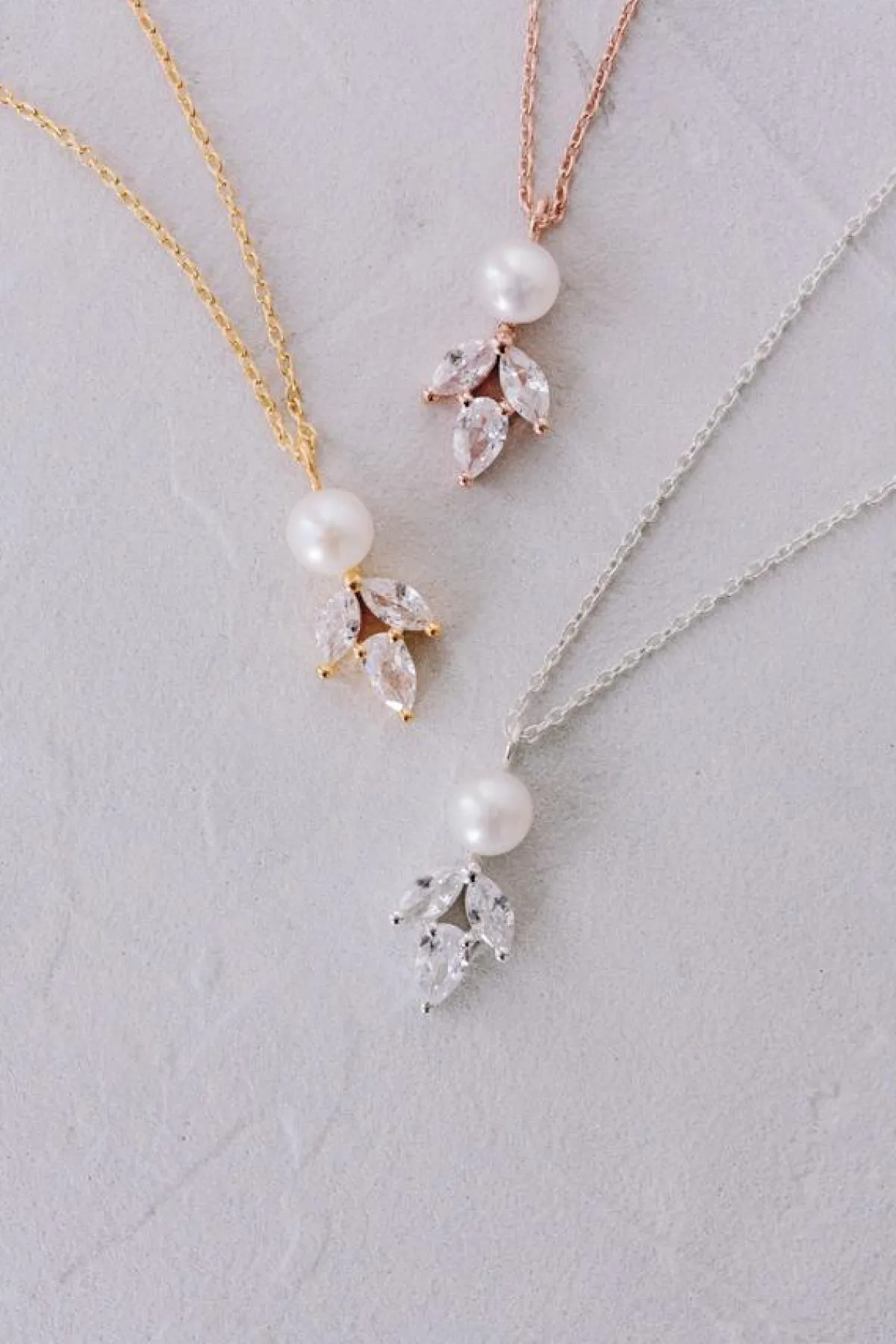 Elegante Braut Halskette mit Kristallen und Perle - Simply Delightful<Juvelan Best