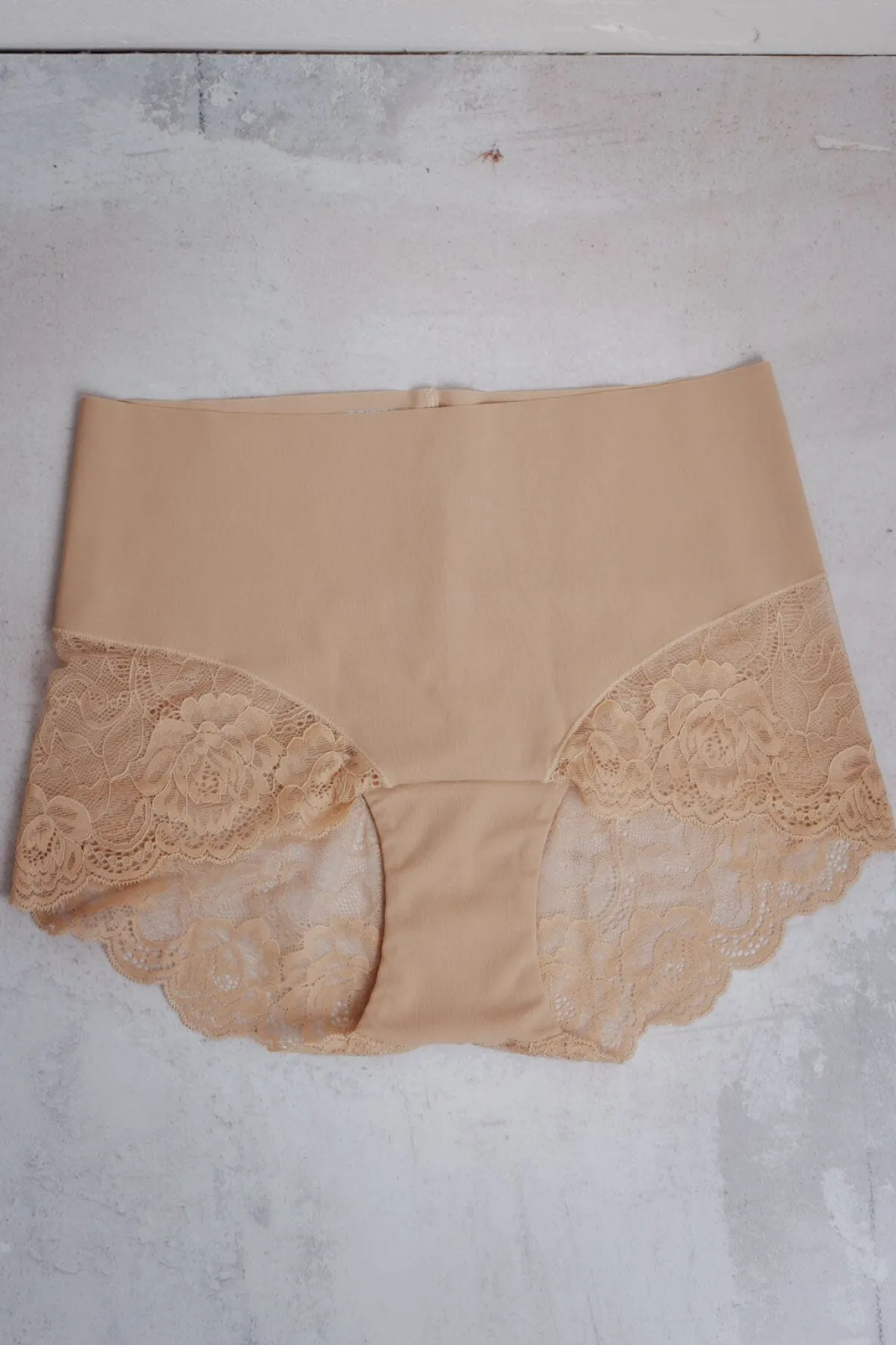 Figurformende Mid-Waist Spitzenshorts in Nude<Poirier Outlet