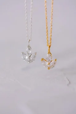 Filigrane Halskette für die Braut mit Kristall Anhänger - Simply Wonderful<Juvelan